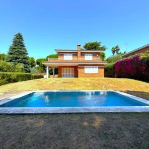 CASA INDEPENDIENTE CON JARDÍN Y PISCINA