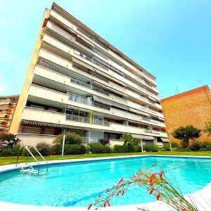 Primera planta con piscina y parking