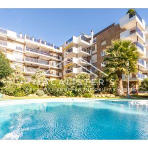Piso reformado con piscina y parking
